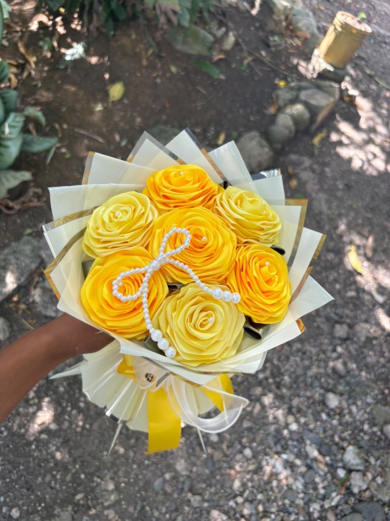 Ramo 7 Rosas Amarillas con Lazo de Perlas