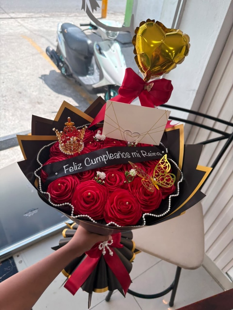 Ramo Feliz Cumpleaños mi Reina Rosy Roses